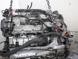 Motor van een Mercedes-Benz S (W220) 4.0 S-400 CDI V8 32V 2001