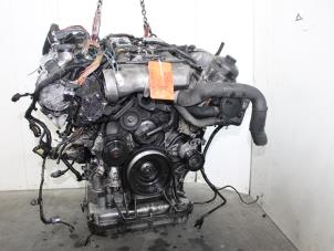 Motor van een Mercedes-Benz S (W220) 4.0 S-400 CDI V8 32V 2001