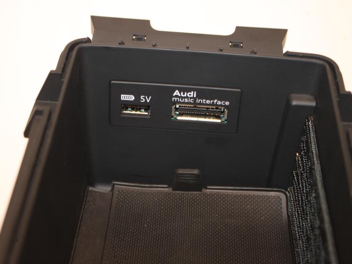 Phone holder from a Audi A3 Sportback (8VA/8VF) 1.4 TFSI 16V e-tron 2015
