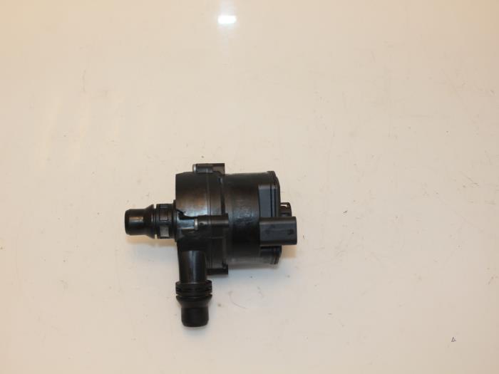 Additional water pump from a BMW X5 (F15) xDrive 40e PHEV 2.0 2015