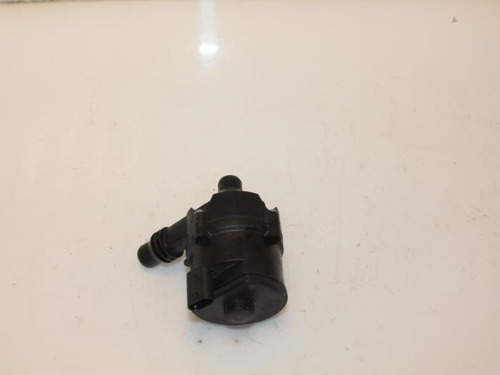 Additional water pump from a BMW X5 (F15) xDrive 40e PHEV 2.0 2015