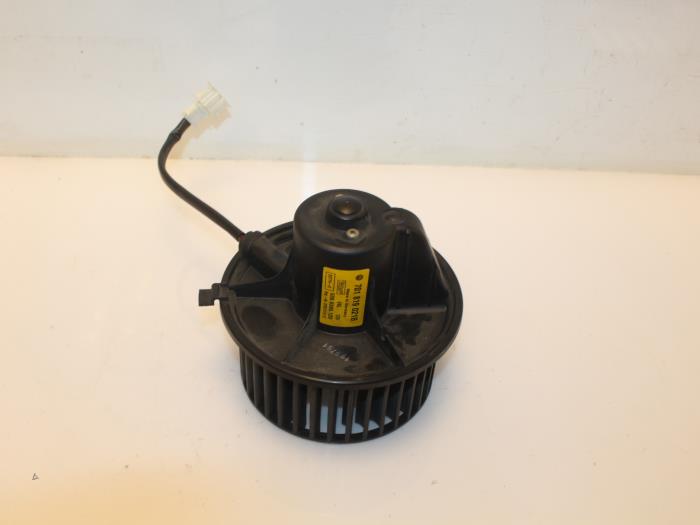 Heating and ventilation fan motor from a Volkswagen Transporter/Caravelle T4 2.4 D 1997