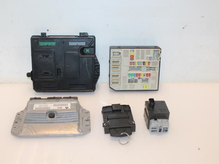 Engine management computers with part number 284B11129R stock