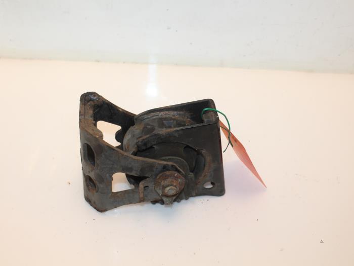 Engine mount from a Toyota RAV4 (A3) 2.2 D-CAT 16V 4x4 2007