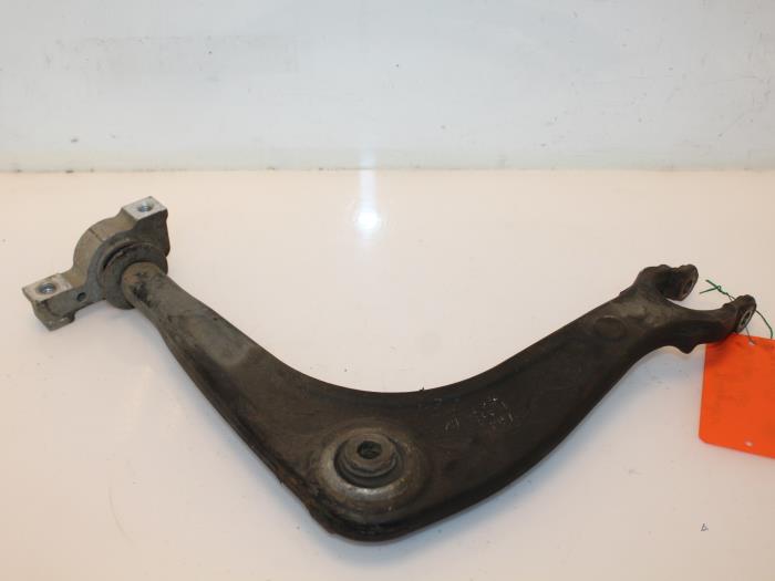 Front wishbone, right from a Peugeot 407 SW (6E) 2.0 16V 2005