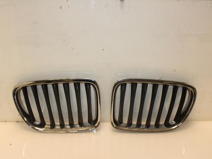 Używane Grill BMW X1 (E84) sDrive 18i 2.0 16V Cena € 82,00 Procedura marży oferowane przez Van Gils Automotive