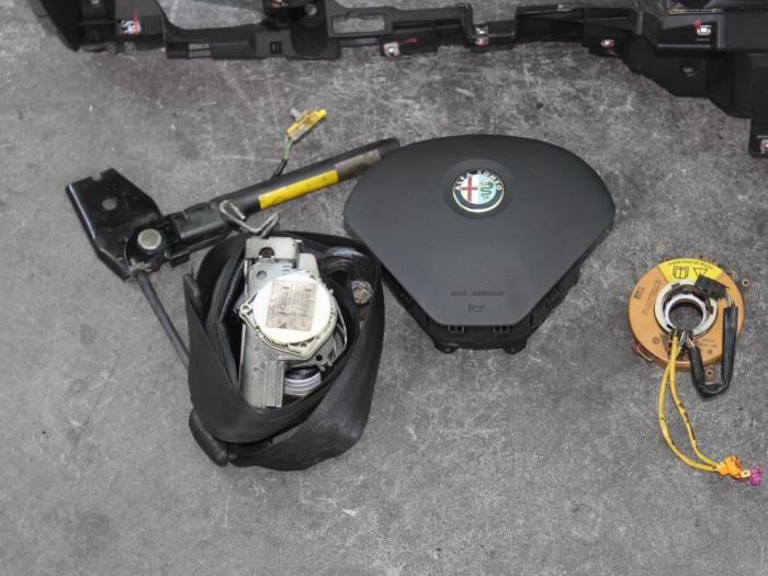 Juego y módulo de airbag de un Alfa Romeo Giulietta (940) 1.4 TB 16V MultiAir 2010