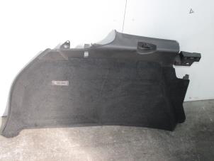Używane Tapicerka pokrywy bagaznika lewa Volkswagen Touareg (7PA/PH) 3.0 TDI V6 24V BlueMotion Technology SCR Cena € 66,55 Z VAT oferowane przez Van Gils Automotive