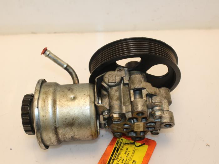 Usagé Pompe de direction Toyota Avensis Wagon (T25/B1E) 2.2 D-4D 16V D-CAT Prix € 60,00 Règlement à la marge proposé par Van Gils Automotive