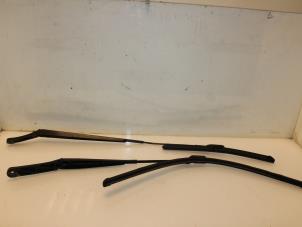 Used Front wiper arm Volkswagen Touran (5T1) 2.0 TDI 190 Price € 36,30 Inclusive VAT offered by Van Gils Automotive