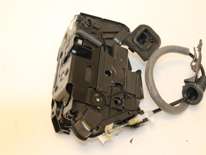 Mechanizm blokady drzwi lewych tylnych wersja 4-drzwiowa z Volkswagen Golf VII (AUA) 2.0 TDI 16V 2015