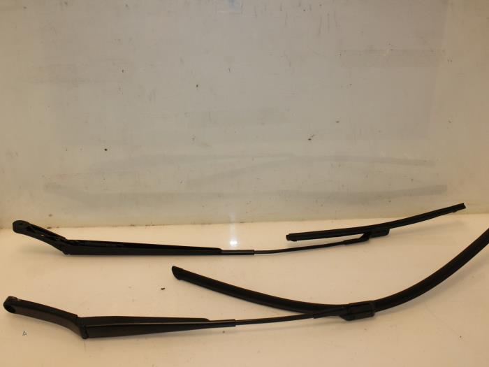 Front wiper arm from a Volkswagen Touran (5T1) 1.6 TDI 2016