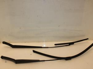 Used Front wiper arm Volkswagen Touran (5T1) 1.6 TDI Price € 36,30 Inclusive VAT offered by Van Gils Automotive