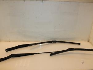 Used Front wiper arm Volkswagen Golf VII (AUA) 2.0 TDI 16V Price € 36,30 Inclusive VAT offered by Van Gils Automotive