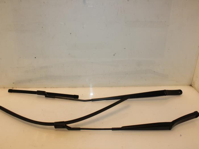 Front wiper arm from a Volkswagen Touran (5T1) 1.6 TDI 2016