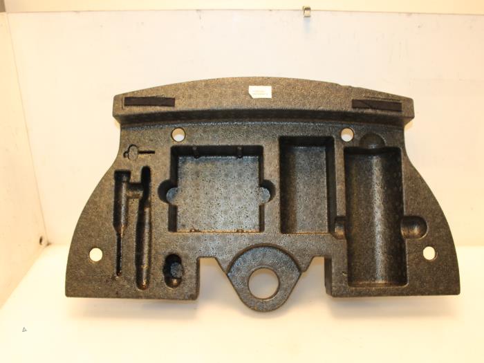 Spare wheel holder from a Volkswagen Touran (5T1) 1.6 TDI 2016