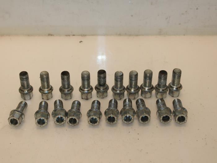 Set of wheel bolts from a Volkswagen Caddy IV 2.0 TDI 122 2016