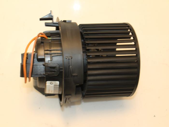 Motor de ventilador de calefactor de un Renault Clio IV (5R) 0.9 Energy TCE 90 12V 2014