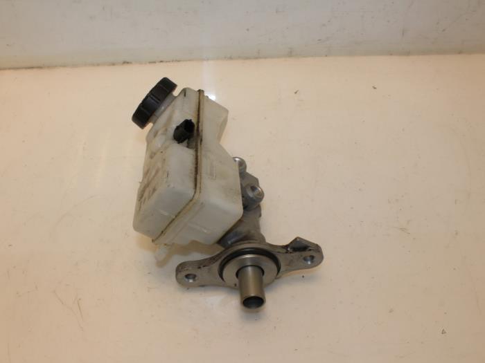 Master cylinder from a Renault Clio IV (5R) 0.9 Energy TCE 90 12V 2014