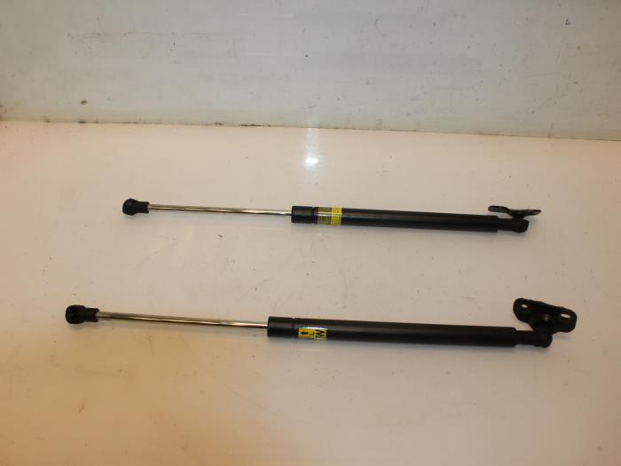 Set of tailgate gas struts from a Lexus CT 200h 1.8 16V 2015