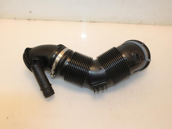 Air intake hose from a Volkswagen Touran (5T1) 2.0 TDI 190 2017
