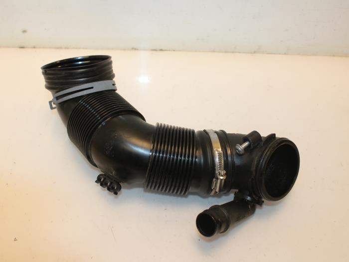 Air intake hose from a Volkswagen Touran (5T1) 2.0 TDI 190 2017