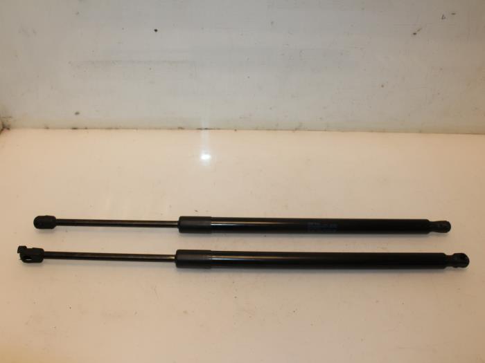 Set of tailgate gas struts from a Volkswagen Touran (5T1) 2.0 TDI 190 2017