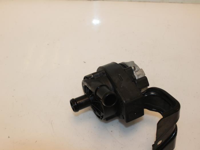 Begagnade Extra vattenpump Volkswagen Golf VII (AUA) 1.4 GTE 16V Pris € 36,30 Inklusive moms erbjuds av Van Gils Automotive