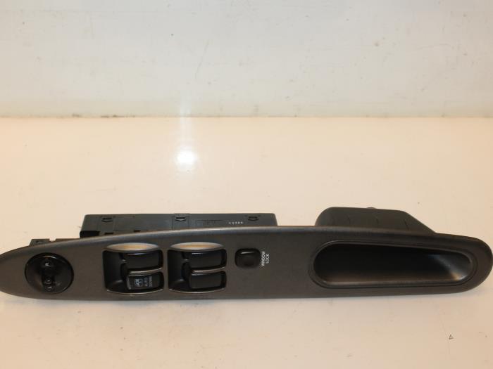 Usados Interruptor de ventanilla eléctrica Kia Joice 2.0 16V Precio € 40,00 Norma de margen ofrecido por Van Gils Automotive