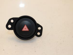 Usados Interruptor de luz de pánico Toyota Aygo (B40) 1.0 12V VVT-i Precio € 36,30 IVA incluido ofrecido por Van Gils Automotive