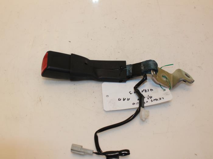 Insertion ceinture de sécurité arrière droite d'un Lexus CT 200h 1.8 16V 2011
