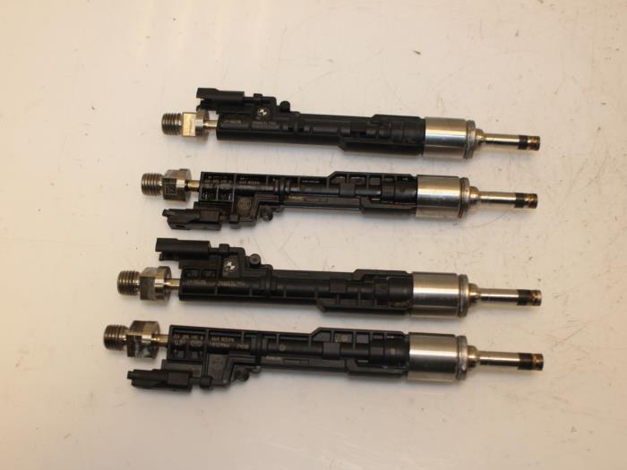 Injector (petrol injection) from a BMW 3 serie Gran Turismo (F34) 320i 2.0 16V 2014
