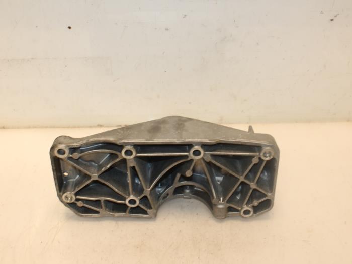 Air conditioning bracket from a BMW 5 serie Touring (F11) 520d xDrive 16V 2015