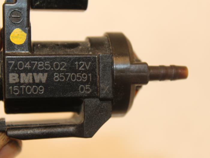 Vacuum valve from a BMW 5 serie Touring (F11) 520d xDrive 16V 2015