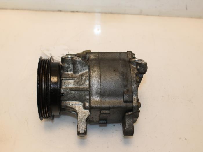 Usagé Pompe clim Daihatsu YRV (M2) 1.3 16V DVVT Prix € 35,00 Règlement à la marge proposé par Van Gils Automotive