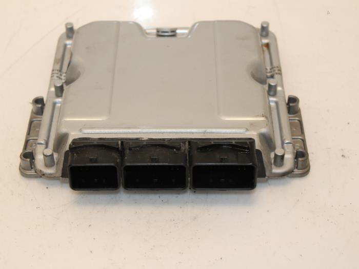 Engine management computer from a Opel Vivaro 1.9 DTI 16V 2003
