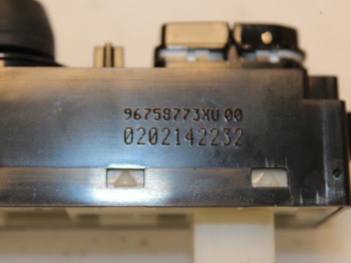 Interruptor de un Peugeot 208 I (CA/CC/CK/CL) 1.2 Vti 12V PureTech 82 2014