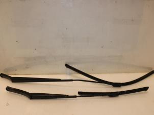 Used Front wiper arm Volkswagen Touran (5T1) 1.8 TSI Price € 36,30 Inclusive VAT offered by Van Gils Automotive