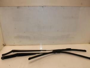Used Front wiper arm Volkswagen Touran (5T1) 1.6 TDI Price € 36,30 Inclusive VAT offered by Van Gils Automotive