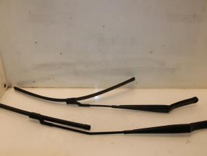 Used Front wiper arm Volkswagen Golf VII (AUA) 1.4 TSI 16V Price € 36,30 Inclusive VAT offered by Van Gils Automotive