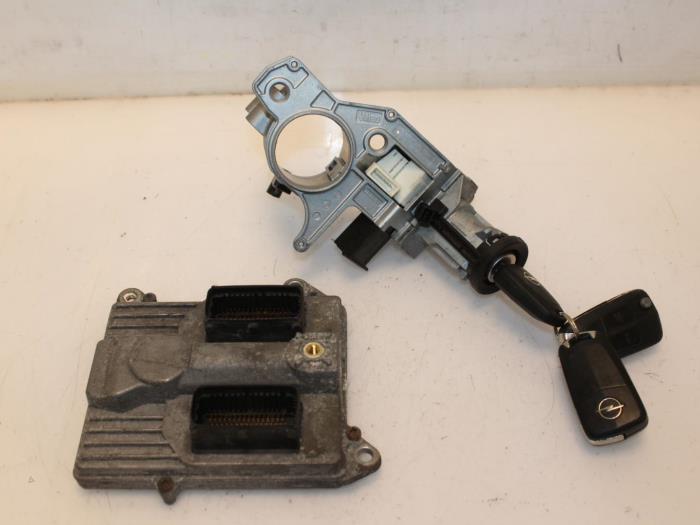 Ignition lock + computer from a Opel Zafira (M75) 2.2 16V Direct Ecotec 2006
