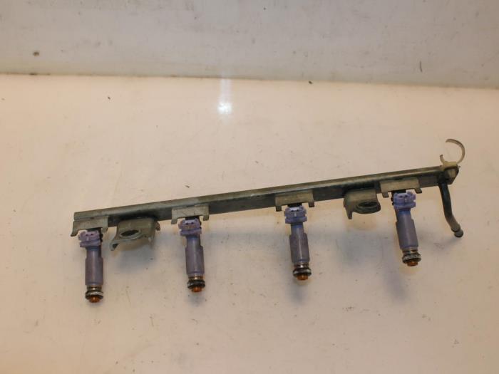 Fuel injector nozzle from a Suzuki New Ignis (MH) 1.3 16V 2005