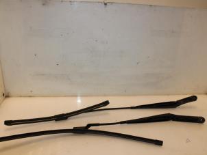 Used Front wiper arm Volkswagen Golf VII (AUA) 1.4 GTE 16V Price € 36,30 Inclusive VAT offered by Van Gils Automotive