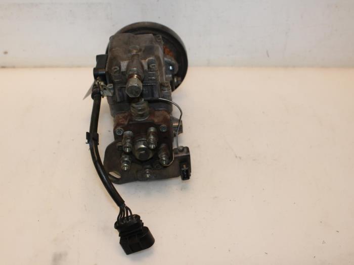 Diesel pump from a Volvo V70 (SW) 2.5 D 2003