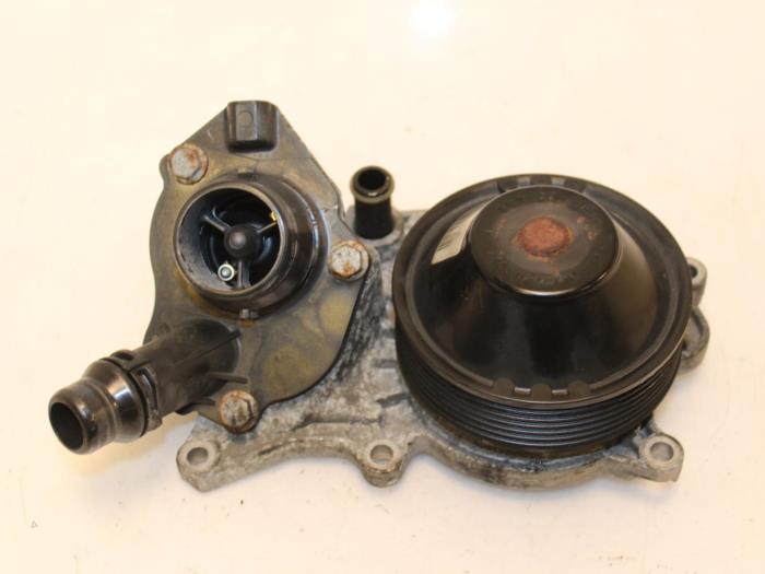 Usagé Pompe à eau BMW 1 serie (E81) 120d 16V Prix € 66,00 Règlement à la marge proposé par Van Gils Automotive
