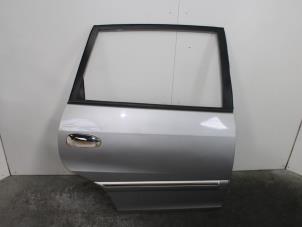 Używane Drzwi prawe tylne wersja 4-drzwiowa Kia Carens II (FJ) 2.0i CVVT 16V Cena € 150,00 Procedura marży oferowane przez Van Gils Automotive