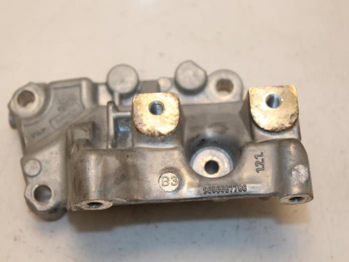 Used Engine mount Peugeot 508 (8D) 2.2 HDiF 16V GT Price € 30,00 Margin scheme offered by Van Gils Automotive