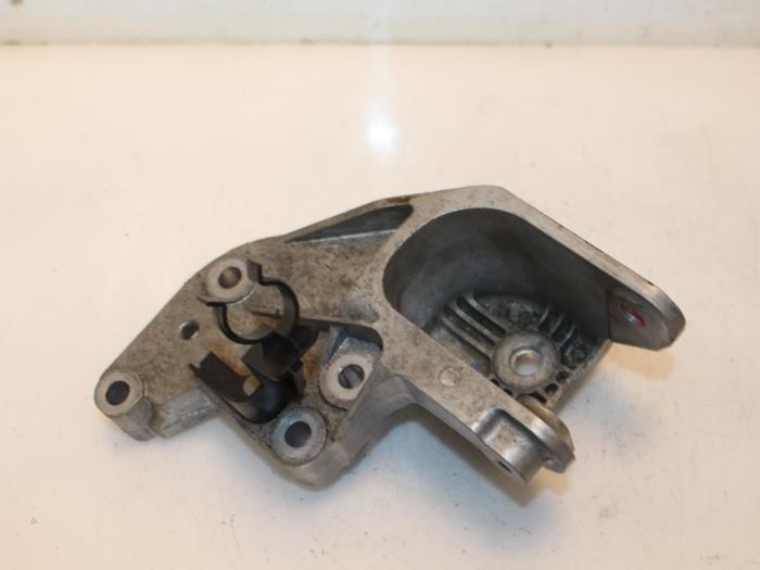 Engine mount from a Peugeot 508 (8D) 2.2 HDiF 16V GT 2012
