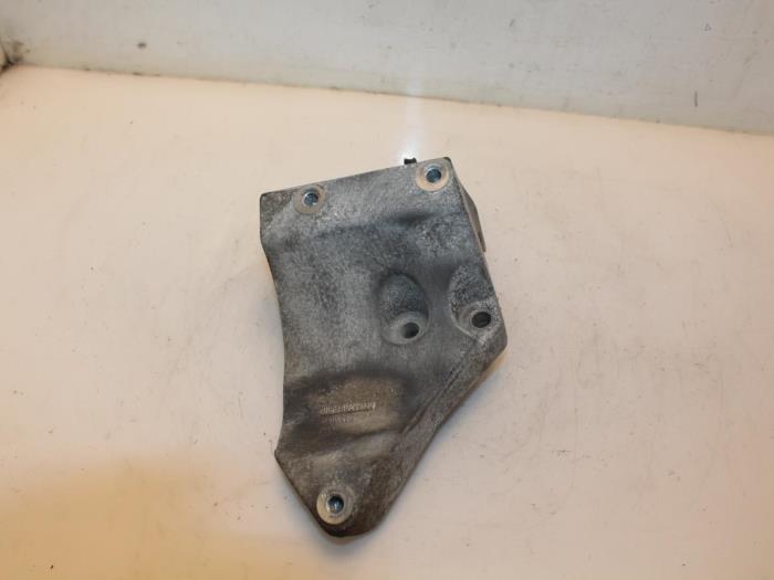 Usagé Support dynamo haut Ford Transit 2.2 TDCi 16V Euro 5 Prix € 30,00 Règlement à la marge proposé par Van Gils Automotive