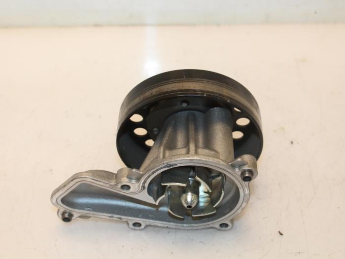 Begagnade Vattenpump Kia Carens IV (RP) 2.0 GDI 16V Pris € 87,00 Marginaltabell erbjuds av Van Gils Automotive